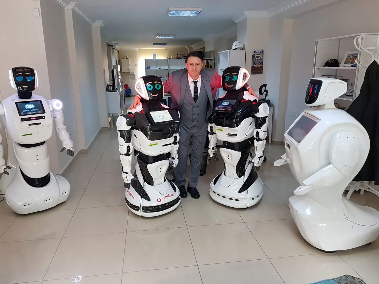Mehmet Kamar, Dehasoft'un geliştirdiği hizmet robotlarıyla